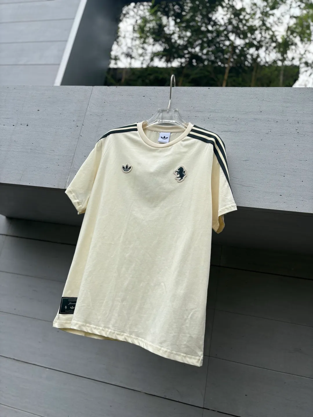 🈴𝟯Color Collection 𝟬𝟱𝟯𝟰𝟬#Exclusive real shot/difference between various stolen pictures and online version on the market [𝗔𝗗𝗜𝗗𝗔𝗦 Adidas Trefoil Joint Football Round Neck Couple Same Style Short Sleeve/𝗧 Shirt] Original order Liverpool Football Club joint Versatile is not picky. ✅Full set of 1:1 customized accessories ➕Customized three-label ➕𝗬𝘂𝗮𝗻 version hang tag ➕𝗹𝗼𝗴𝗼 packaging bag🔥 ➕Scan the tag to enter the official website. ✅Top Original version, ins Xiaohongshu Dewu Kuaishou and many bloggers wear it. ❤️Studio model 175/150 wears size L. It is loose and skin-friendly. Breathable. It is super comfortable for daily wear. The clover logo on the chest is very recognizable. 3D three-dimensional tailoring. The upper body is crisp and stylish. The version is loose. It covers the flesh and makes you slim. Perfectly modify the figure. The full set of accessories is customized in a one-to-one mold, striving for excellence. Good Quality is never just talk! Color; White Apricot Black Size; S M L XL XXL